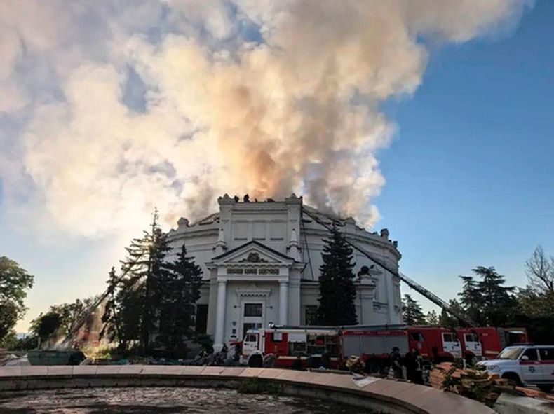 En esta imagen proporcionada por el canal de Telegram del alcalde de Sebastopol, Mikhail Razvozhaev, el miércoles 10 de junio de 2026, los bomberos combaten un incendio después de que un dron ucraniano atacara el edificio que aloja el panorama Defensa de Sebastopol 1854–1855 en Sebastopol, Crimea. (Canal de Telegram del alcalde de Sebastopol, Mikhail Razvozhaev via AP)