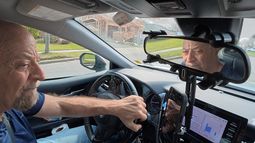 El jubilado Stu Goldberg se prepara para recoger pasajeros para Uber cerca de Plainview, Nueva York, el martes 31 de marzo de 2026. (AP Foto/Emily Wang Fujiyama) El jubilado Stu Goldberg se prepara para recoger pasajeros para Uber cerca de Plainview, Nueva York, el martes 31 de marzo de 2026. (AP Foto/Emily Wang Fujiyama)
