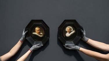 Retratos realizados por Rembrandt a Jan y Jaapgen van der Pluym se exhiben en el Rijksmuseum de Ámsterdam en una fotografía publicada por el Rijksmuseum el miércoles 13 de diciembre de 2023. Después de casi 200 años en una colección privada, un par de pequeños retratos del maestro holandés comenzaron a ser exhibidos el miércoles. (Olivier Middendorp/Rijksmuseum vía AP)