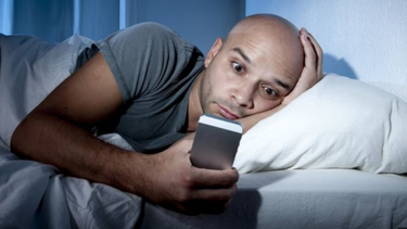 5 recomendaciones para combatir el circulo vicioso de no poder dormir y revisar el celular (y viceversa)