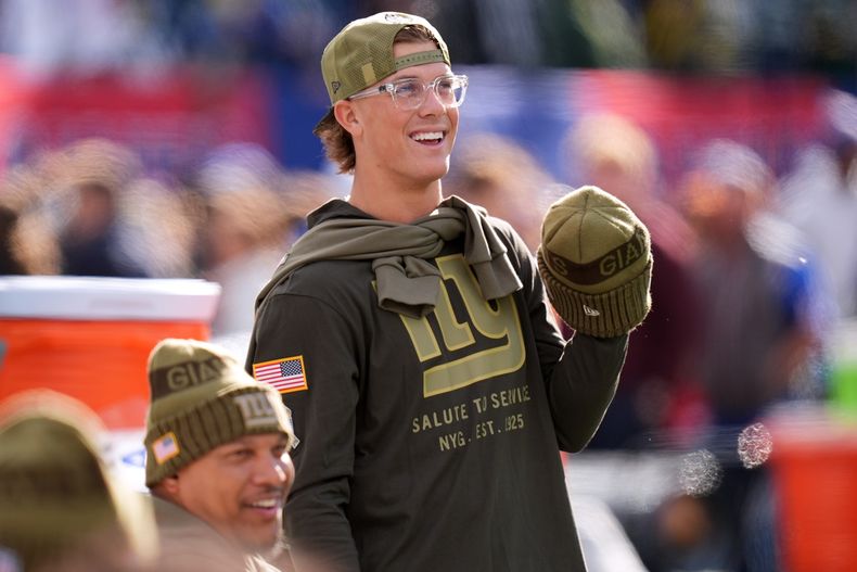 Jaxson Dart, de los Giants de Nueva York, es visto antes de un juego de fútbol americano de la NFL contra los Packers de Green Bay el domingo 16 de noviembre de 2025, en East Rutherford, Nueva Jersey. (AP Photo/Seth Wenig)