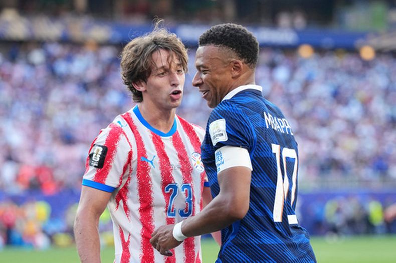 Matías Galarza, de Paraguay, discute con Kylian Mbappé, de Francia, en el encuentro de octavos de final de la Copa del Mundo, el sábado 4 de julio de 2026 (AP Foto/Martin Meissner)