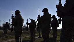 En esta foto suministrada por el servicio de prensa de la 65ta Brigada Mecanizada de Ucrania el 19 de noviembre de 2024, soldados ucranianos asisten a entrenamiento en la región de Zaporiyia, Ucrania. (Andriy Andriyenko/Brigada Mecanizada de Ucrania vía AP)