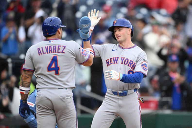 El infielder de los Mets de Nueva York, A.J. Ewing (derecha), celebra su cuadrangular de tres carreras con Francisco Álvarez (4) durante la séptima entrada de un partido de béisbol contra los Nacionales de Washington, el 26 de septiembre de 2026, en Washington. (Foto AP/Nick Wass)