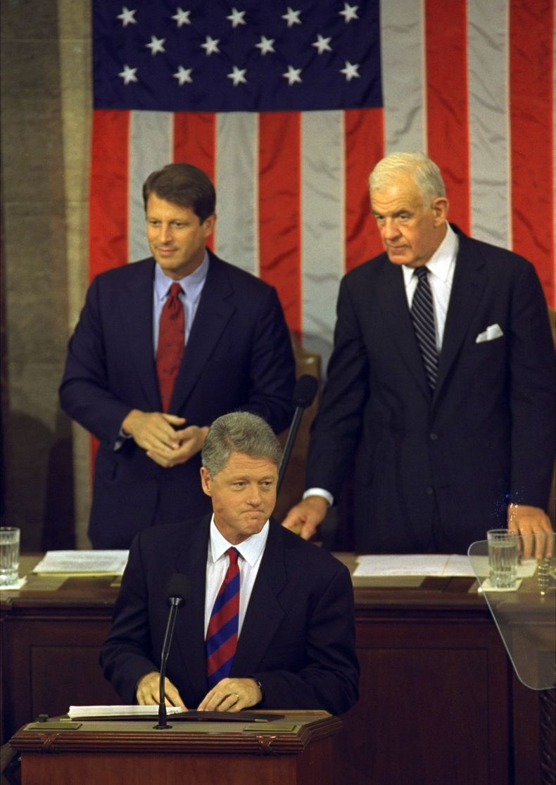 En esta foto de archivo tomada el 22 de septiembre de 1993, Tom Foley (derecha) espera a que el presidente Bill Clinton presente su plan de reforma al sistema de salud. Foley, dem&oacute;crata que fue presidente de la C&aacute;mara de Representantes, muri