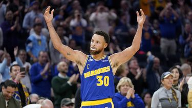 Curry anota 47 y Warriors superan bache al vencer a Kings