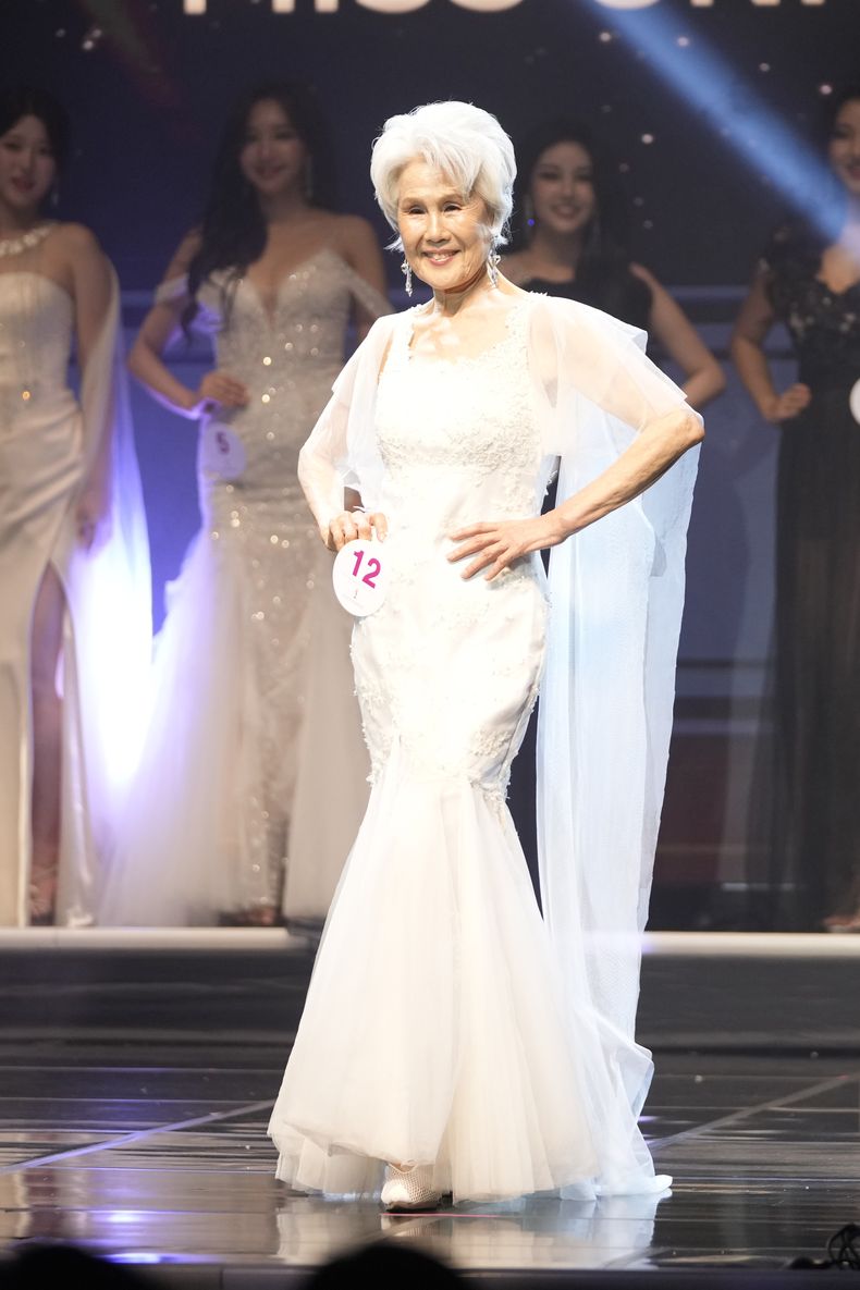 La sudcoreana Choi Soon-hwa, de 81 años, compite en Miss Universo Corea 2024 en Seúl, Corea del Sur, el lunes 30 de septiembre de 2024.(AP Photo/Lee Jin-man)