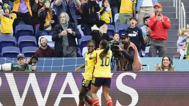 La colombiana Linda Caicedo (izquierda) celebra luego de anotar el segundo gol de su equipo durante el partido del Grupo H en la Copa Mundial femenina ante Corea del Sur, en Sídney, el martes 25 de julio de 2023. (AP Foto/Rick Rycroft)