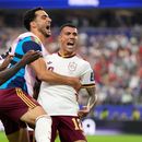 Pedro Porro (derecha) festeja con Mikel Merino y Nico Williams tras anotar el segundo gol de España ante Francia en la semifinal del Mundial, el martes 14 de julio de 2026, en Arlington, Texas. (AP Foto/Ashley Landis)