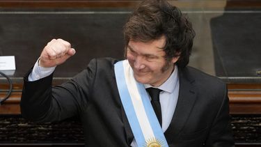 ARCHIVO - El presidente Javier Milei se dirige a los legisladores durante la sesión legislativa inaugural en Buenos Aires, Argentina, el viernes 1 de marzo de 2024. (AP Foto/Natacha Pisarenko, Archivo)