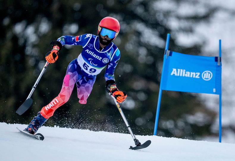 El haitiano Ralf Etienne compite en el eslalon gigante de los Juegos Paralímpicos, el viernes 13 de marzo de 2026, en Cortina dAmpezzo, Italia. (Remi Vallat/OIS/IOC vía AP)