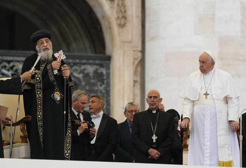 El papa Francisco, derecha, inicia su audiencia general semanal en la Plaza San Pedro en el Vaticano, acompañado por el papa copto ortodoxo Teodoro II, el miércoles 10 de mayo de 2023. (AP Foto/Alessandra Tarantino)