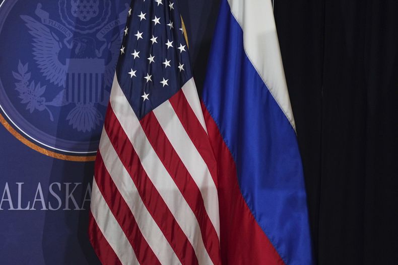 Una bandera estadounidense y una rusa previo a que el presidente de Estados Unidos, Donald Trump, y su homólogo ruso Vladímir Putin participen en una conferencia conjunta de prensa en la Base Conjunta Elmendorf-Richardson, en Alaska, el viernes 15 de agosto de 2025. (AP Foto/Jae C. Hong)