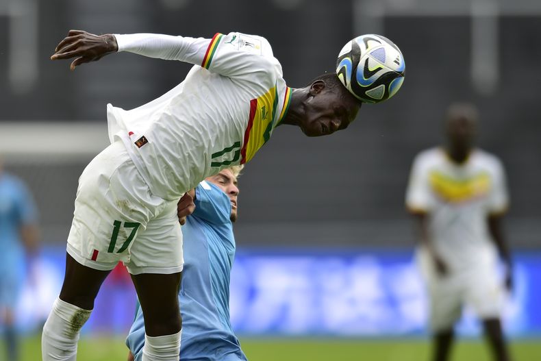 Mame Mor Faye de Senegal cabecea la pelota ante la presión de El Yam Kancepolsky de Israel durante un partido del Grupo C del Mundial Sub20 en el estadio Diego Maradona de La Plata, Argentina, miércoles 24 de mayo, 2023. (AP Foto/Gustavo Garello)
