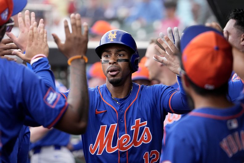 Francisco Lindor (12) de los Mets de Nueva York tras conectar un jonrón en un juego de pretemporada contra los Cardenales de San Luis, el sábado 9 de marzo de 2024, en Jupiter, Florida. (AP Foto/Jeff Roberson)