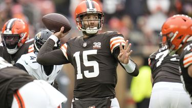 Joe Flacco (15), quarterback de los Browns de Cleveland, lanza un pase durante la primera mitad del juego de la NFL en contra de los Jaguars de Jacksonville, el domingo 10 de diciembre de 2023, en Cleveland. (AP Foto/Sue Ogrocki)