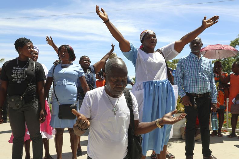 Peregrinos durante una misa para celebrar a la Virgen María del Monte Carmelo en la iglesia que lleva su nombre en el vecindario de Pétion-Ville, en Puerto Príncipe, Haití, el miércoles 16 de julio de 2025. (AP Foto/Odelyn Joseph)