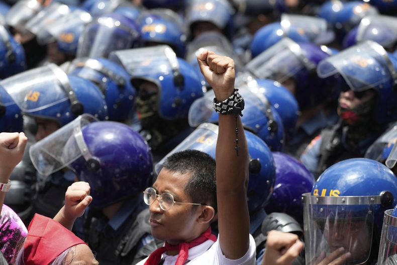 Un activista levanta el puño durante una manifestación del Primero de Mayo en Manila, Filipinas, el 1 de mayo de 2025. (AP Foto/Aaron Favila)