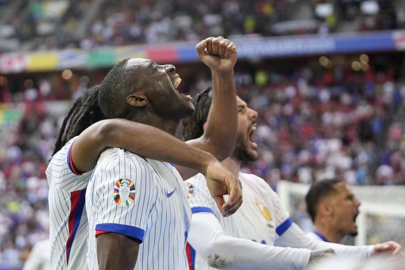Randal Kolo Muani de Francia y sus compañeros de equipo celebran el primer gol de su equipo durante un partido de octavos de final entre Francia y Bélgica en la Eurocopa 2024 en Düsseldorf, Alemania, el lunes 1 de julio de 2024. (AP Foto/Darko Vojinovic)