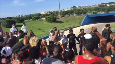 vigilados por tropas especiales: miles de cubanos quieren entrar a la habana desde alamar