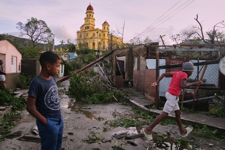 Niños caminan en la localidad de El Cobre, Cuba, tras el paso del huracán Melissa el miércoles 29 de octubre de 2025. (Foto AP/Ramón Espinosa)