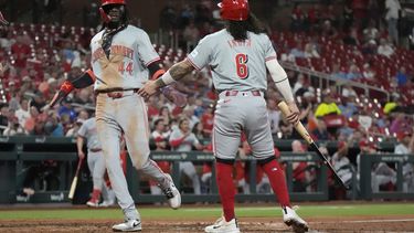 El dominicano Elly de la Cruz y Jonathan India, de los Rojos de Cincinnati, festejan tras anotar ante los Cardenales de San Luis, el martes 10 de septiembre de 2024 (AP Foto/Jeff Roberson)