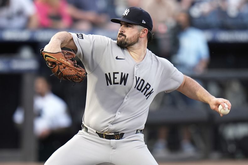 Carlos Rodón, de los Yankees de Nueva York, lanza en el juego del viernes 18 de abril de 2025, ante los Rays de Tampa Bay (AP Foto/Chris OMeara)