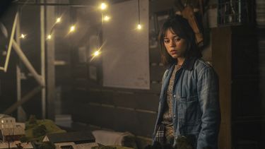 Esta imagen proporcionada por Warner Bros. Pictures muestra a Jenna Ortega en una escena de Beetlejuice Beetlejuice. (Parisa Taghizadeh/Warner Bros. Pictures via AP)