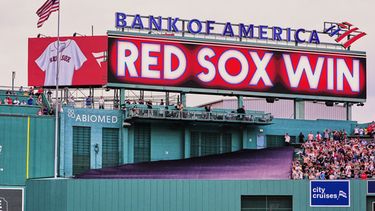Los jardineros de los Medias Rojas de Boston celebran tras derrotar a los Orioles de Baltimore, el miércoles 22 de julio de 2026, em Boston. (AP Foto/Charles Krupa)