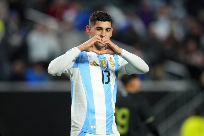 Cristian Romero tras anotar el primer gol de Argentina en la victoria 3-0 ante El Salvador en un partido amistoso, el viernes 22 de marzo de 2024, en Filadelfia. (AP Foto/Matt Slocum)