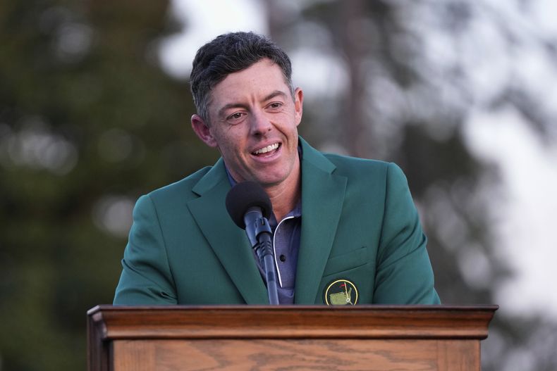 ARCHIVO - Foto del 3 de abril del 2025, el norirlandés Rory McIlroy habla tras recibir el saco verde tras ganar el Masters. (AP Foto/David J. Phillip, Archivo)
