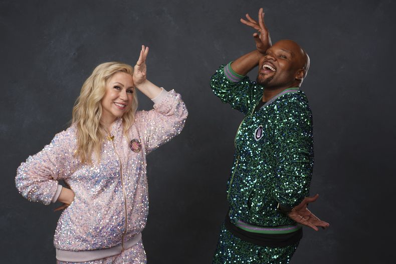 Ashley Eckstein, a la izquierda, y Michael James Scott posan para un retrato para promocionar Her Universe Fashion Show durante la Comic-Con International el sábado 26 de julio de 2025, en San Diego. (Foto AP/Chris Pizzello)