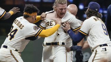 Joey Wiemer, de los Cerveceros de Milwaukee, festeja con sus compañeros tras conseguir un sencillo que significó el triunfo sobre los Orioles de Baltimore, el martes 6 de junio de 2023 (AP Foto/Morry Gash)