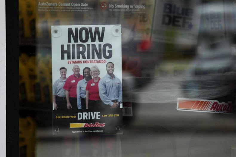 Un cartel en una tienda que solicita empleados, en Buffalo Grove, Illinois, el 6 de noviembre del 2024. (AP foto/Nam Y. Huh)