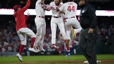 Alec Bohm, de los Filis de Filadelfia, festeja con sus compañeros tras conectar el hit decisivo en el juego del viernes 22 de septiembre de 2023, ante los Mets de Nueva York (AP Foto/Matt Slocum)
