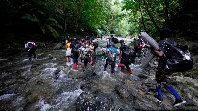 Venezolanos cruzando el Tapón del Darién (AP Photo/Fernando Vergara/Archivo)