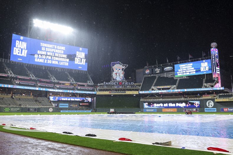 La pantalla gigante anuncia la suspensión del partido de béisbol de Grandes Ligas entre Mellizos de Minnesota y Guardianes de Cleveland a causa de la lluvia durante la cuarta entrada, el lunes 19 de mayo de 2025, en Minneapolis. (AP Foto/Matt Krohn)
