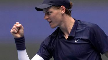El italiano Jannik Sinner reacciona al superar al estadounidense Learner Tien en la final del Abierto de China el miércoles primero de octubre del 2025. (AP Foto/Mahesh Kumar A.)