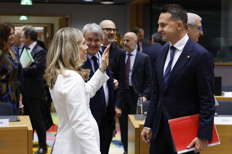 El ministro polaco para la Unión Europea, Adam Szlapka, derecha, habla con la ministra de Asuntos del bloque, Jessica Rosencrantz, en una reunión de ministros de Asuntos Generales en el edificio del Consejo Europeo en Bruselas, el martes 27 de mayo de 2025. (AP Foto/Omar Havana)