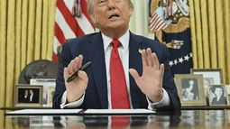 El presidente Donald Trump habla con reporteros antes de firmar una orden ejecutiva en la Oficina Oval de la Casa Blanca, en Washington, el lunes 31 de marzo de 2025. (Pool vía AP)