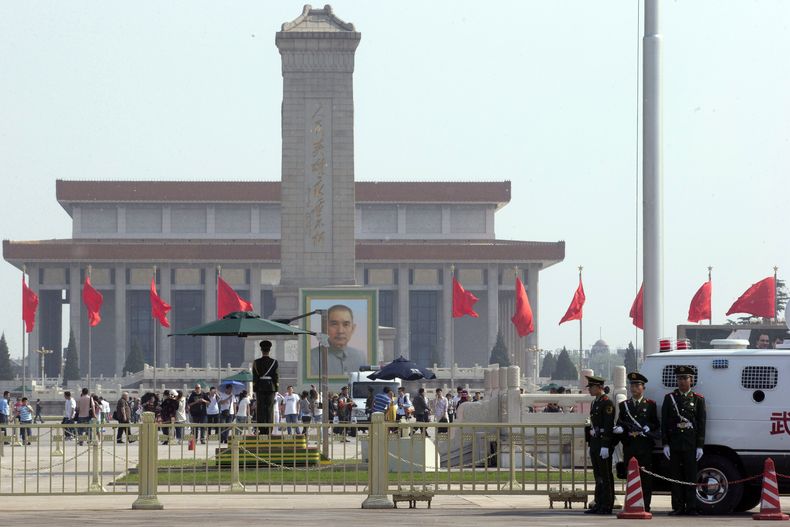 Un retrato de Sun Yat-sen, considerado ampliamente como el padre fundador de la China moderna, luce en la Plaza de Tiananmen antes de la celebraci&oacute;n por el d&iacute;a 1 de mayo en Beijing, China, el mi&eacute;rcoles 30 de abril de 2014. Seg&uacute;