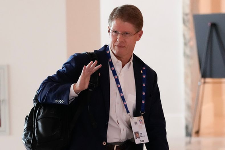 Clark Hunt, propietario de los Chiefs de Kansas City, llega a las reuniones de dueños de equipos de la NFL el martes 19 de mayo de 2026, en Orlando, Florida. (Foto AP/John Raoux)