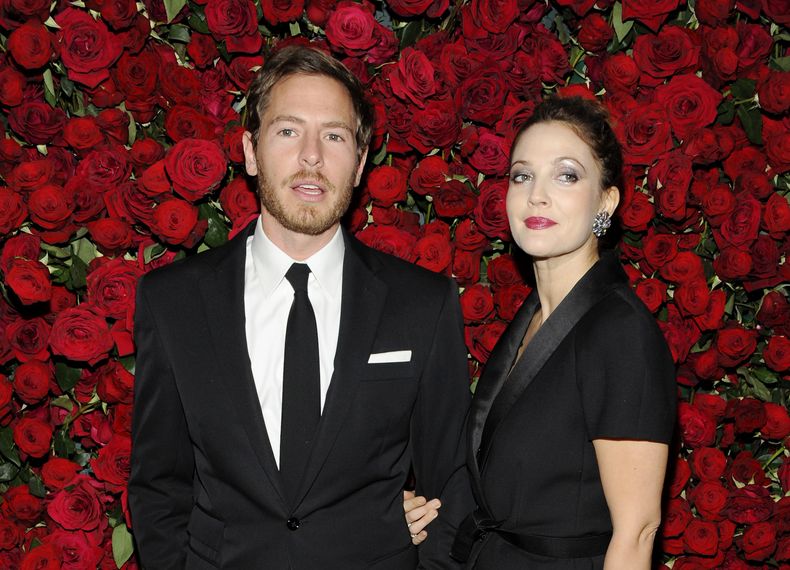 La actriz Drew Barrymore, derecha, y su novio Will Kopelman en la gala del Museo de Cine de Arte Moderno en homenaje a Pedro Almod&oacute;var en Nueva York en una fotograf&iacute;a del 15 de noviembre de 2011. Un vocero de Barrymore dijo que la actriz y s