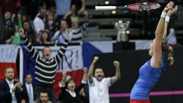 americateve | La checa Petra Kvitova celebra su victoria sobre la alemana Angelique Kerber en la Copa Federaci&oacute;n el 9 de noviembre del 2014 en Praga. Su triunfo asegur&oacute; el t&iacute;tulo para su pa&iacute;s. (AP Foto/Petr David Josek)