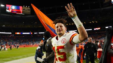 ARCHIVO - El quarterback Patrick Mahomes de los Chiefs de Kansas City saluda tras la victoria ante los Broncos de Denver, el sábado 8 de enero de 2022. (AP Foto/Jack Dempsey)
