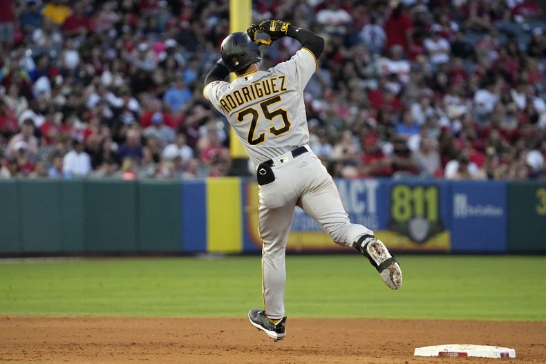 El dominicano Endy Rodríguez festeja al recorrer las bases luego de conseguir su primer jonrón en las mayores, el sábado 22 de julio de 2023, ante los Angelinos de Los Ángeles (AP Foto/Mark J. Terrill)
