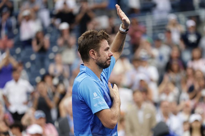 Stan Wawrinka saluda al pública tras perder ante Matteo Berrettini en la primera ronda del US Open, el lunes 31 de agosto de 2026, en Nueva York. (AP Foto/Adam Hunger)