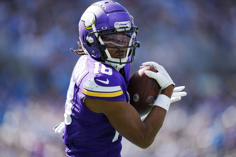Justin Jefferson, receptor de los Vikings de Minnesota, atrapa un pase de anotación en el encuentro ante los Panthers de Carolina, el domingo 1 de octubre de 2023 (AP Foto/Rusty Jones)