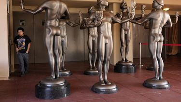 Estatuillas de actor en una entrada al Shrine Auditorium, donde se celebrará el sábado 24 de febrero la 30a entrega de los Premios del Sindicato de Actores de la Pantalla en una fotografía del jueves 22 de febrero de 2024, en Los Angeles. (Foto AP/Chris Pizzello)