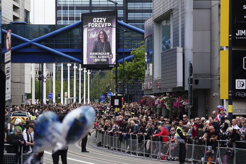 Fans reunidos en Broad Street antes de la procesión fúnebre del líder de Black Sabbath, Ozzy Osbourne, luego de su muerte, en Birmingham, Inglaterra, el miércoles 30 de julio de 2025. (Jacob King/PA via AP)